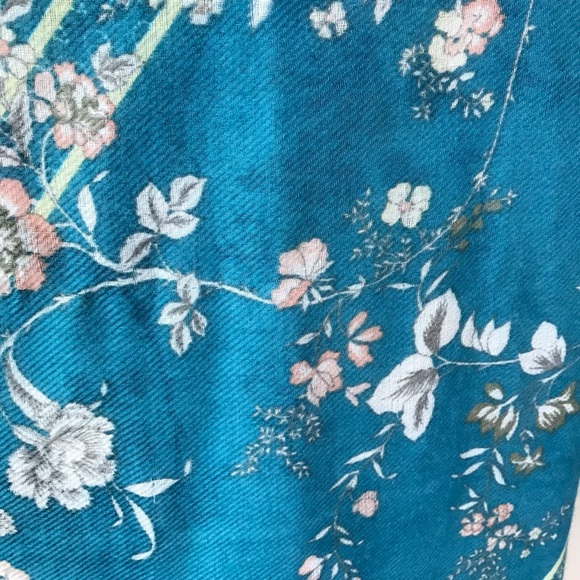 Beautiful turquoise and white floral scarf - Picture 7 of 8